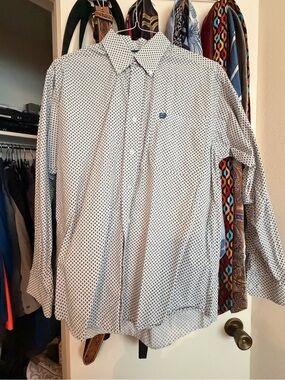Cinch White Patterned Long-Sleeve Dress Shirt with Small Blue Logo